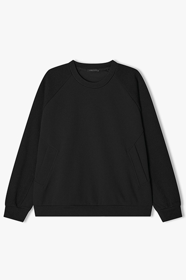 **[25FW] LLF41603 블랙 텍스쳐 슬리브 레글런 티셔츠**는 간절기에 착용하기 좋은 남녀 공용 티셔츠입니다. 블랙 컬러에 텍스쳐 패턴이 특징이며, 베이직한 스타일을 연출합니다. 폴리에스테르와 폴리우레탄 혼방 소재로 제작되어 편안한 착용감을 제공합니다. 레글런 슬리브와 긴소매 디자인으로, 미니멀, 캐주얼, 클래식 스타일을 모두 소화할 수 있습니다.
