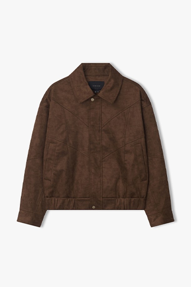 **[25FW] LLF32603 브라운 커브드 라인 스웨이드 점퍼**

부드러운 스웨이드 소재로 제작된 [25FW] LLF32603 브라운 점퍼입니다. 간절기에 적합하며, 미니멀한 스타일을 추구하는 분들께 추천합니다. 크롭 기장과 버튼 여밈, 레귤러 핏으로 세련된 실루엣을 연출합니다. 커브드 라인 디자인이 돋보이며 데이트룩, 쇼핑룩 등 다양한 TPO에 활용하기 좋습니다. 브라운 컬러의 무지 디자인으로 클래식, 캐주얼 룩에도 잘 어울립니다.
