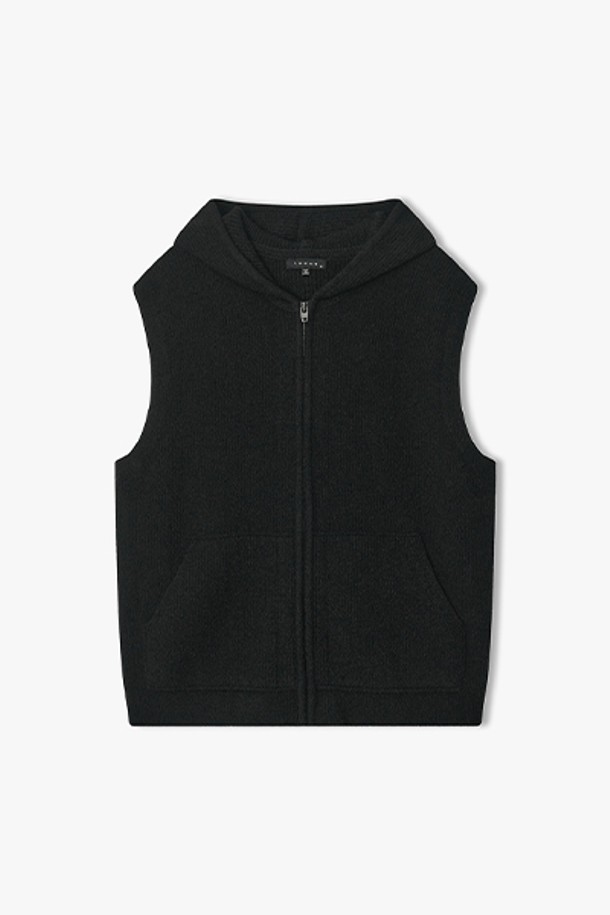 **[25FW] LLW51660 블랙 후드 집업 니트 베스트**는 가을, 겨울철 데일리룩을 위한 니트 베스트입니다. 베이직 스타일의 레귤러핏으로, 무지 패턴의 블랙 컬러가 어떤 옷에도 잘 어울립니다. 니트 소재의 민소매 디자인에 후드와 집업 디테일이 더해져 캐주얼, 미니멀, 클래식 스타일을 연출하기 좋습니다. 편안하면서도 세련된 겨울 스타일링을 완성해보세요.
