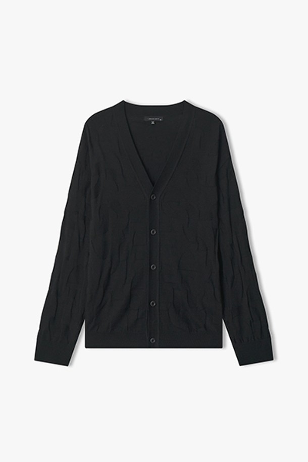 [25FW] LLW51604 블랙 싱글 자카드 니트 가디건은 겨울철 데일리룩을 위한 여성용 상의입니다. 면, 나일론, 모헤어 혼방의 부드러운 촉감이 특징이며, 레귤러 핏에 브이넥 디자인으로 제작되었습니다. 블랙 컬러의 긴소매 크롭 기장 가디건으로, 싱글 버튼 여밈 방식과 자카드 패턴이 클래식, 미니멀, 캐주얼 스타일을 연출합니다. 두꺼운 두께감으로 따뜻하게 착용할 수 있으며, 다양한 룩에 활용하기 좋은 베이직한 디자인입니다.
