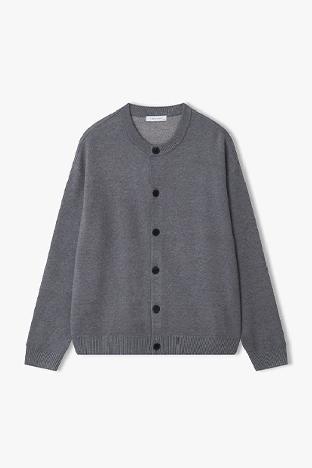 **[25FW] LLF51684 멜란지그레이 엘보배색 라운드넥 니트 가디건**은 여성 의류로, 가을과 겨울에 착용하기 좋은 두꺼운 두께감의 니트 가디건입니다. 멜란지그레이 컬러의 무지 디자인에 레귤러핏으로 제작되었으며, 부드러운 촉감의 니트 소재로 편안하게 착용할 수 있습니다. 라운드넥과 긴소매, 엘보배색이 특징이며, 버튼 여밈 방식으로 클래식, 미니멀, 캐주얼 스타일 모두 연출 가능합니다. 일상생활에서 활용하기 좋은 베이직한 디자인의 니트 가디건입니다.
