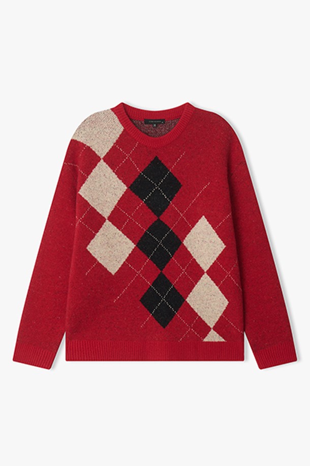 [25FW] LLW51626 레드 세미오버핏 아가일 패턴 라운드 니트는 여성용 상의 니트/스웨터입니다. 가을과 겨울에 어울리는 두꺼운 두께감의 울 소재로 제작되었으며, 부드러운 촉감을 자랑합니다. 세미 오버핏 라운드넥 디자인에 레드, 베이지, 블랙 세 가지 색상으로 출시되었습니다. 캐주얼, 클래식 스타일을 모두 아우르는 아가일 패턴의 긴 소매 니트는 당신의 겨울 패션을 더욱 풍성하게 만들어줄 것입니다.
