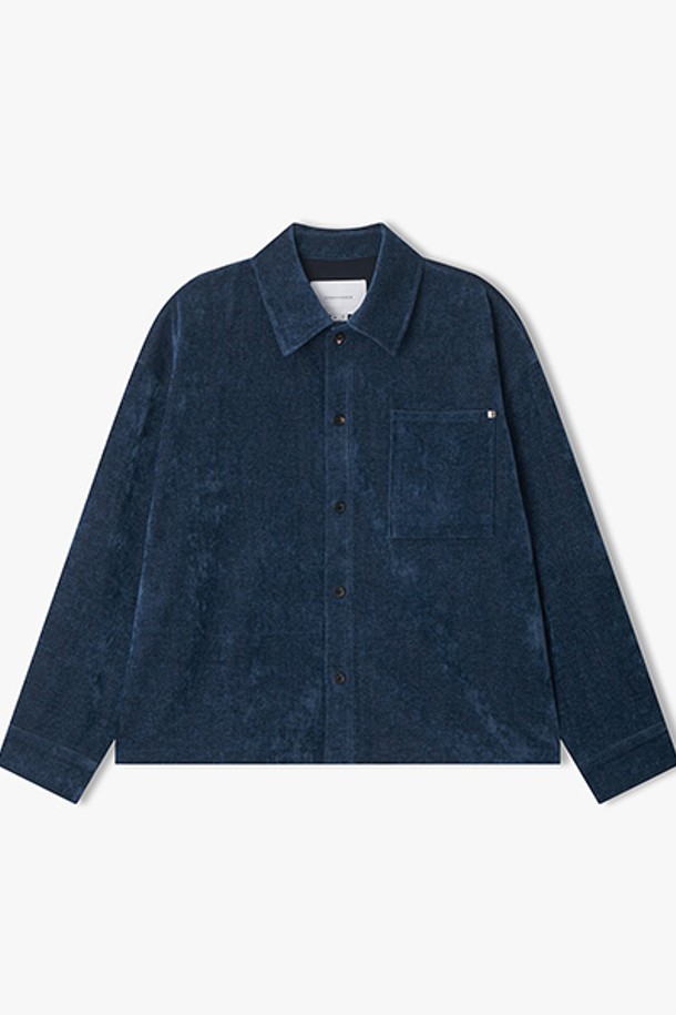 [25FW] LLW31603 블루 세미오버핏 롱포켓 디테일 셔츠는 남성용 셔츠로, 가을과 겨울에 어울리는 두꺼운 코듀로이 소재로 제작되었습니다. 캐주얼 및 베이직 스타일을 기반으로 하여, 출근룩과 비즈니스 캐주얼에 활용하기 좋습니다. 세미 오버핏으로 편안한 착용감을 선사하며, 롱포켓 디테일이 돋보이는 디자인입니다. 카라넥과 긴소매 기장으로 클래식하면서도 미니멀한 무드를 연출합니다.
