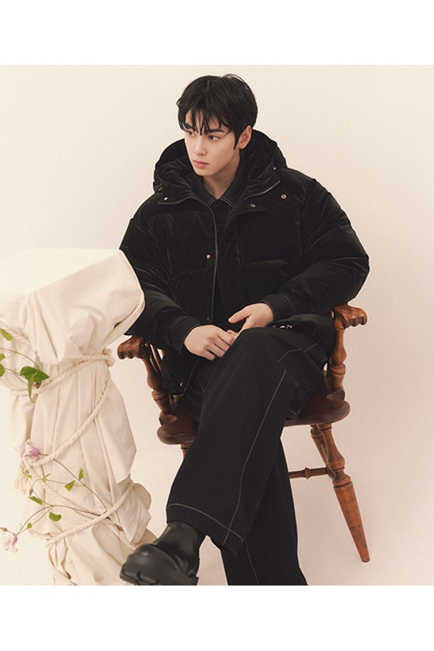 차은우 픽, [25FW] LLW22671 블랙 글로시 후드 덕다운 점퍼는 남성 고객을 위한 겨울/가을용 아우터입니다. 캐주얼, 스포티 스타일의 무지 패턴 레귤러핏 점퍼로, 나일론 소재를 사용하여 부드러운 촉감을 선사합니다. 집업 방식에 두꺼운 두께감과 글로시한 특징이 돋보이며, 후드 디자인으로 보온성을 더했습니다. 덕다운 충전재와 패딩 안감으로 따뜻함을 유지하며, 긴 소매 기장과 레귤러 기장으로 편안한 착용감을 제공합니다.
