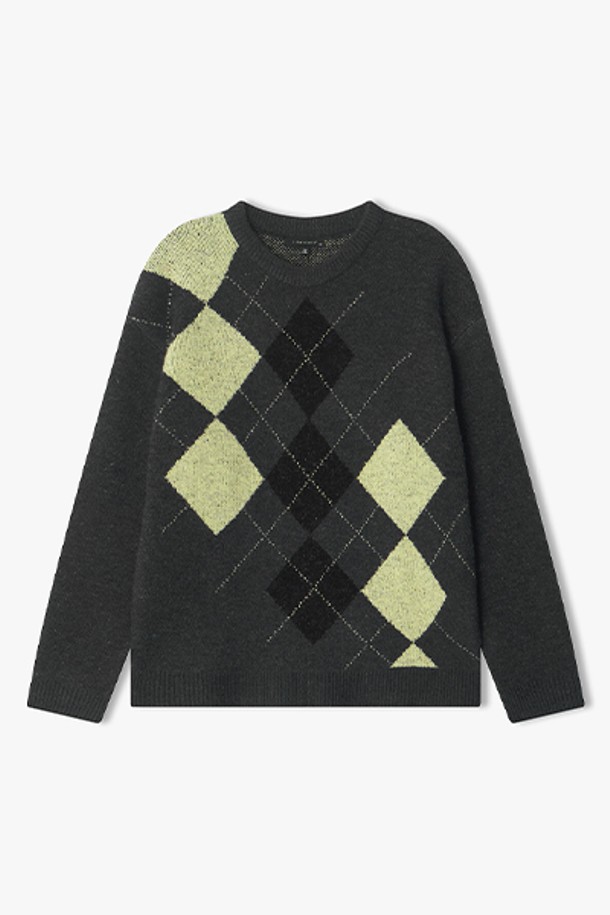 [25FW] LLW51627 다크그레이 아가일 패턴 라운드넥 니트는 가을과 겨울에 어울리는 여성 상의입니다. 클래식하고 미니멀한 스타일을 연출하기 좋으며, 울 소재로 제작되어 따뜻하고 부드러운 촉감을 선사합니다. 다크그레이 컬러에 아가일 패턴이 더해져 세련된 디자인을 완성합니다. 라운드넥과 긴 소매 기장으로 편안하게 착용할 수 있습니다. 일상복으로 활용하기 좋은 아이템입니다.
