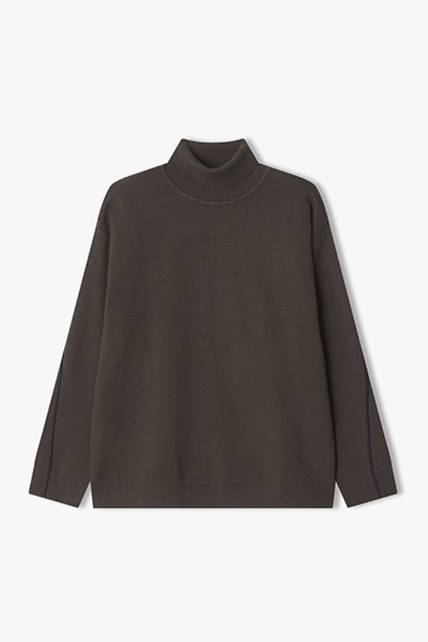 **[25FW][차은우 PICK] LLW51687 브라운 라인배색 롱터틀넥 니트**는 여성용으로, 가을과 겨울에 따뜻하게 입을 수 있는 두꺼운 니트 소재의 롱 터틀넥입니다. 부드러운 촉감과 베이직한 스타일로, 클래식, 미니멀, 캐주얼 룩에 모두 잘 어울립니다. 브라운 컬러에 라인 배색 디테일이 더해져 세련된 느낌을 주며, 긴 소매와 레귤러 핏으로 편안하게 착용 가능합니다. 일상에서 포근하고 스타일리시하게 연출하기 좋은 아이템입니다.
