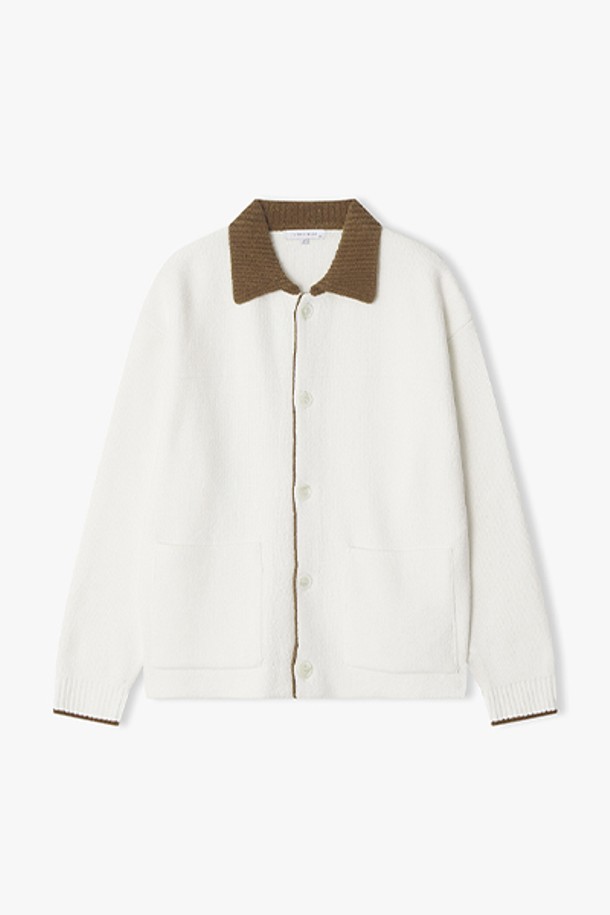 [25FW] LLW51606 아이보리 셔닐 클레릭 카라 가디건은 여성 고객을 위한 가을/겨울용 상의입니다. 부드러운 셔닐 소재로 제작되어 포근한 착용감을 선사하며, 레귤러핏과 긴소매 디자인으로 편안하게 착용할 수 있습니다. 아이보리 컬러의 무지 디자인에 클레릭 카라와 배색 디테일이 더해져 클래식한 무드를 연출합니다. 출근룩, 모임룩, 데이트룩 등 다양한 TPO에 활용 가능하며, 미니멀, 시크 스타일을 선호하는 고객에게 추천합니다. 두꺼운 두께감으로 따뜻함을 더하고, 집업 여밈 방식으로 간편하게 착용할 수 있습니다.
