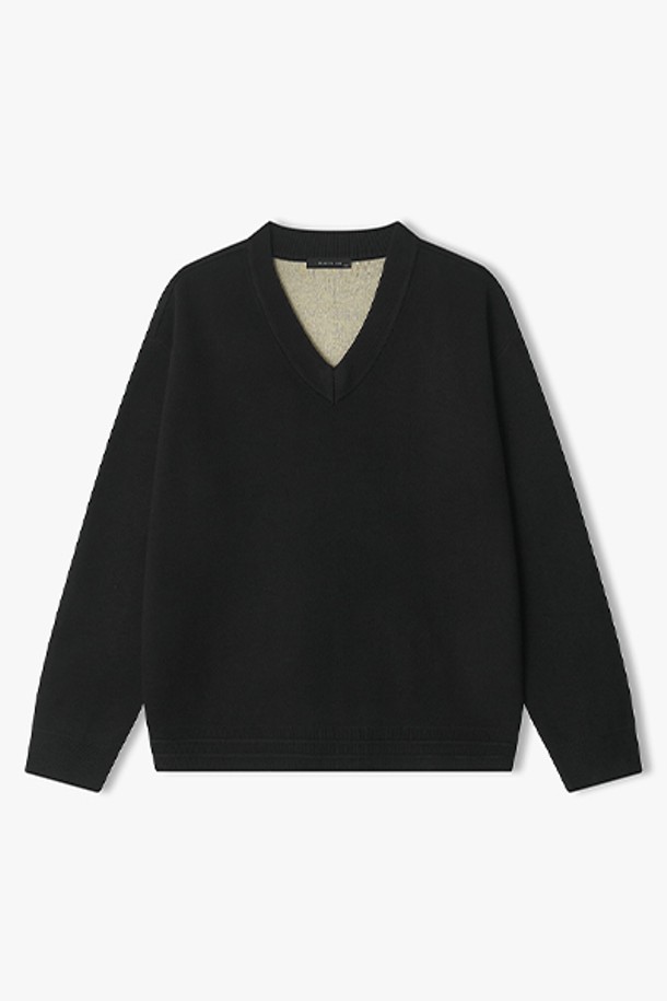 [25FW] LLW51688 블랙 이중지 브이넥 니트는 가을과 겨울에 어울리는 여성 상의입니다. 베이직한 스타일의 무지 디자인으로, 클래식, 미니멀, 캐주얼 룩에 모두 잘 어울립니다. 두꺼운 이중지 소재로 제작되어 따뜻하고 포근한 착용감을 선사하며, 레귤러 핏과 크롭 기장으로 세련된 실루엣을 연출합니다. 브이넥 디자인과 긴 소매는 여성스러운 분위기를 더하며, 블랙 컬러는 어떤 하의와도 쉽게 매치할 수 있어 활용도가 높습니다. 데일리룩으로 편안하게 즐겨 입기 좋은 니트입니다.
