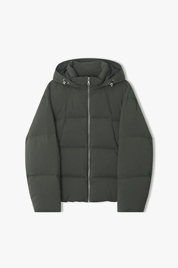 [25FW] LLW22676 카키 경량 덕다운 후드 디테쳐블 점퍼는 가을, 겨울 시즌에 어울리는 여성용 아우터입니다. 캐주얼, 미니멀, 고프코어 스타일을 아우르며 일상 및 캠핑룩에 활용하기 좋습니다. 루즈핏으로 편안한 착용감을 선사하며, 가볍고 부드러운 나일론 소재를 사용하여 활동성을 높였습니다. 탈부착 가능한 후드 디자인으로 다양한 스타일 연출이 가능하며, 집업 방식으로 간편하게 착용할 수 있습니다. 무지 디자인에 카키 색상으로 어떤 옷에도 매치하기 용이합니다.
