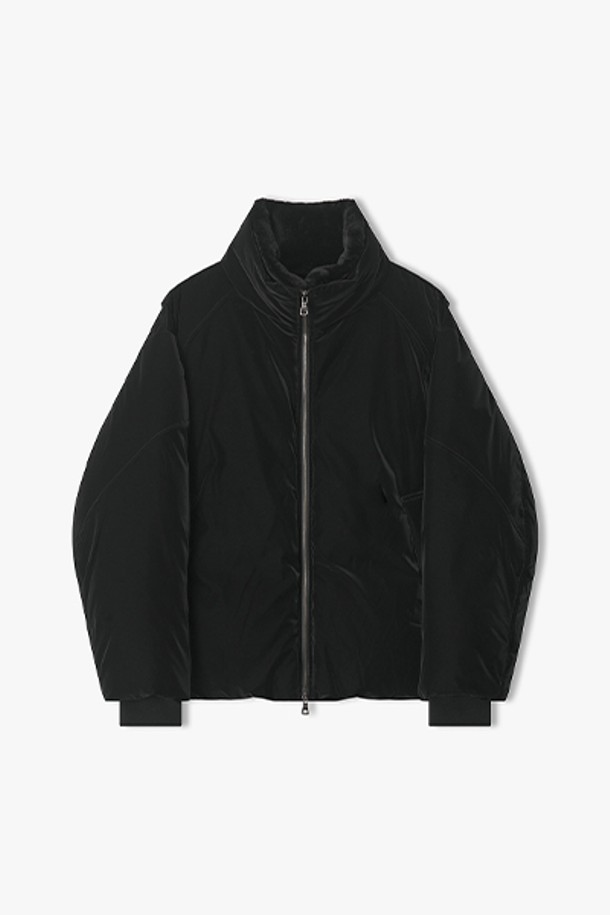 **[25FW] LLW22672 블랙 글로시 퍼 디테쳐블 덕다운 점퍼**는 여성용 아우터로, 가을과 겨울에 착용하기 좋은 두꺼운 두께감의 점퍼입니다. 모던한 스타일의 무지 패턴이며, 블랙 컬러로 어떤 옷에도 잘 어울립니다. 크롭 기장에 집업 여밈 방식이며, 레귤러핏으로 제작되었습니다. 부드러운 촉감의 덕다운 충전재와 긴 소매가 특징이며, 글로시한 광택과 탈부착 가능한 퍼 디테일이 고급스러운 느낌을 더합니다. 미니멀하면서도 클래식한 스타일을 연출하기 좋습니다.
