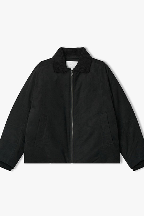 [25FW] LLW22680 블랙 스웨이드 덕다운 칼라 디테쳐블 점퍼는 부드러운 스웨이드 소재와 두꺼운 두께감으로 겨울철 따뜻함을 선사하는 점퍼입니다. 베이직한 디자인에 블랙 컬러, 무지 패턴으로 어떤 스타일에도 매치하기 용이하며, 레귤러핏으로 편안한 착용감을 제공합니다. 탈부착 가능한 칼라 디테일과 덕다운 충전재, 안감으로 보온성을 높였으며, 긴 소매와 집업 여밈 방식으로 제작되었습니다. 출근룩, 클래식, 미니멀, 캐주얼 스타일을 즐겨 입는 고객에게 적합합니다.
