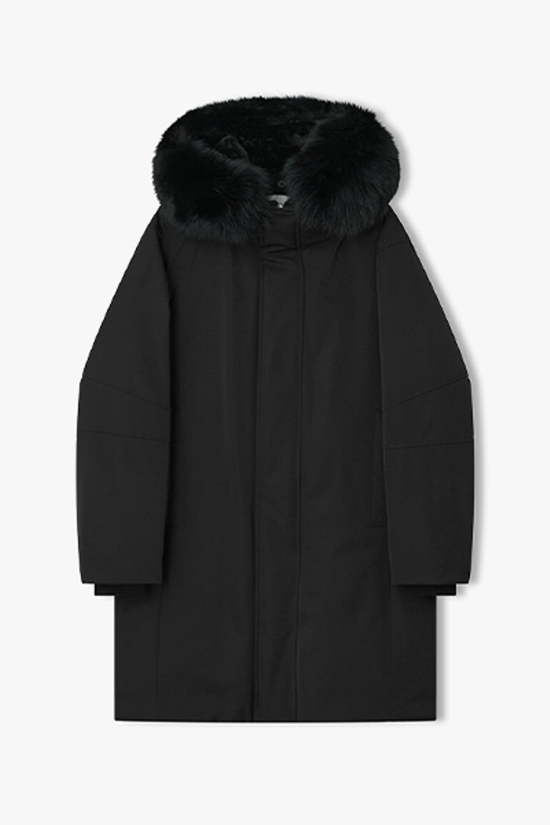 [25FW] LLW22677 블랙 폭스퍼 덕다운 후드 디테쳐블 점퍼는 추운 겨울 날씨에도 따뜻함을 제공하는 아우터입니다. 베이직한 디자인으로 출근룩, 여행룩 등 다양한 TPO에 활용 가능하며, 미니멀, 클래식, 캐주얼 스타일 모두 소화합니다. 블랙 컬러의 무지 디자인에 폴리에스테르와 폴리우레탄 혼방 소재로 제작되어 튼튼하며, 두꺼운 두께감으로 보온성을 높였습니다. 후드와 탈부착 가능한 폭스퍼 디테일로 고급스러운 포인트를 더했으며, 덕다운 안감 충전재는 뛰어난 보온 기능을 자랑합니다. 긴 소매 기장의 집업 스타일 점퍼로 편안하게 착용할 수 있습니다.
