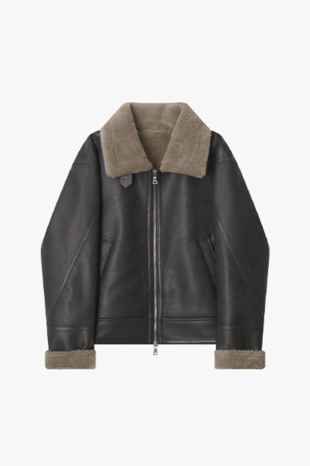 [25FW] LLW25654 브라운 오버핏 램 텍스처 무스탕은 부드러운 램스킨 소재로 제작되어 뛰어난 촉감을 자랑합니다. 가을과 겨울 시즌에 적합하며, 베이직한 스타일의 무지 디자인으로 다양한 룩에 활용하기 좋습니다. 오버핏 실루엣과 집업 여밈 방식, 긴 소매 기장, 텍스처 디테일이 특징입니다. 캐주얼, 클래식, 미니멀 스타일을 즐겨 입는 고객에게 추천하는 아우터입니다. 브라운과 블랙 두 가지 색상으로 출시되었습니다.
