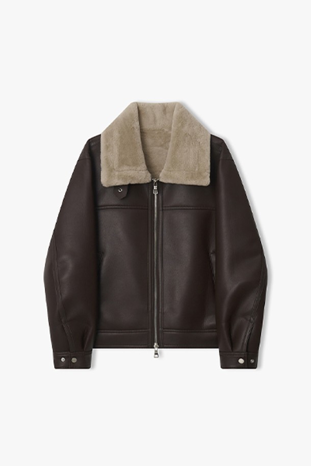 **[25FW] LLW25653 브라운 세미오버핏 램 텍스처 무스탕**

부드러운 램스킨 소재와 텍스처 디테일이 돋보이는 [25FW] LLW25653 브라운 세미오버핏 무스탕입니다. 가을, 겨울 시즌에 따뜻하게 착용할 수 있는 두꺼운 두께감의 무스탕으로, 안감은 퍼로 마감되어 포근한 착용감을 선사합니다. 베이직한 디자인으로 클래식하고 미니멀한 스타일을 연출하기 좋습니다. 집업 스타일의 레귤러 기장으로, 다양한 스타일에 활용하기 용이합니다. 세미 오버핏으로 편안하면서도 스타일리시한 핏을 제공합니다.
