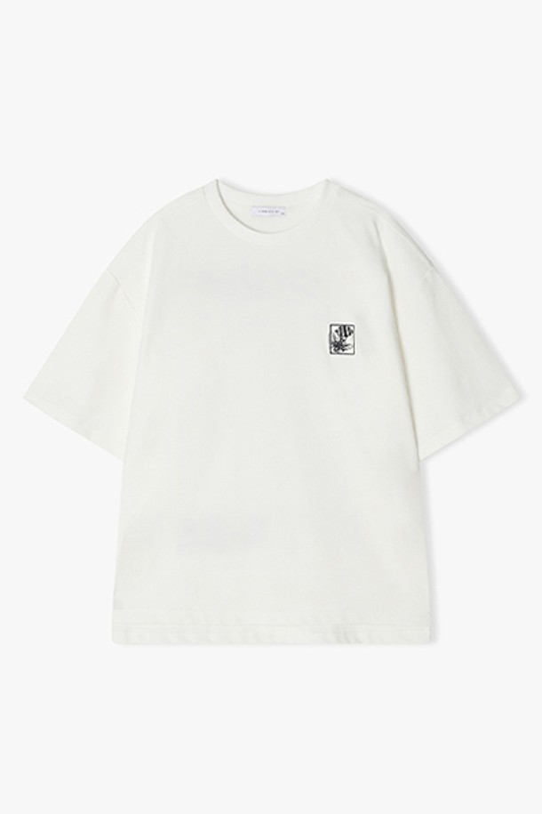 차은우 픽, LLM42507 화이트 플라워 아트웍 하프 티셔츠는 남성을 위한 캐주얼 스타일의 반소매 티셔츠입니다. 봄, 여름 시즌에 적합하며, 화이트 컬러 바탕에 플라워 아트웍 패턴이 돋보입니다. 폴리에스테르, 면, 폴리우레탄 혼방 소재로 제작되어 편안한 착용감을 선사합니다.
