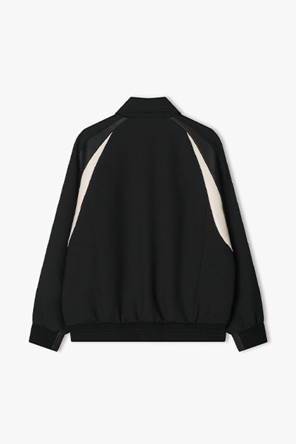 [25SS] LLS22512 블랙 오버핏 바시티 점퍼는 캐주얼, 스트리트, 미니멀 스타일을 추구하는 분들을 위한 아우터입니다. 일상생활과 봄 소풍에 어울리는 디자인으로, 오버핏과 크롭 기장이 트렌디한 매력을 더합니다. 블랙 컬러의 무지 패턴으로 어떤 옷에도 잘 어울리며, 버튼 여밈과 긴 소매 기장으로 편안함과 스타일을 동시에 잡았습니다. 가볍게 걸치기 좋은 바시티 재킷으로, 다가오는 봄 시즌 데일리룩에 포인트를 더해보세요.
