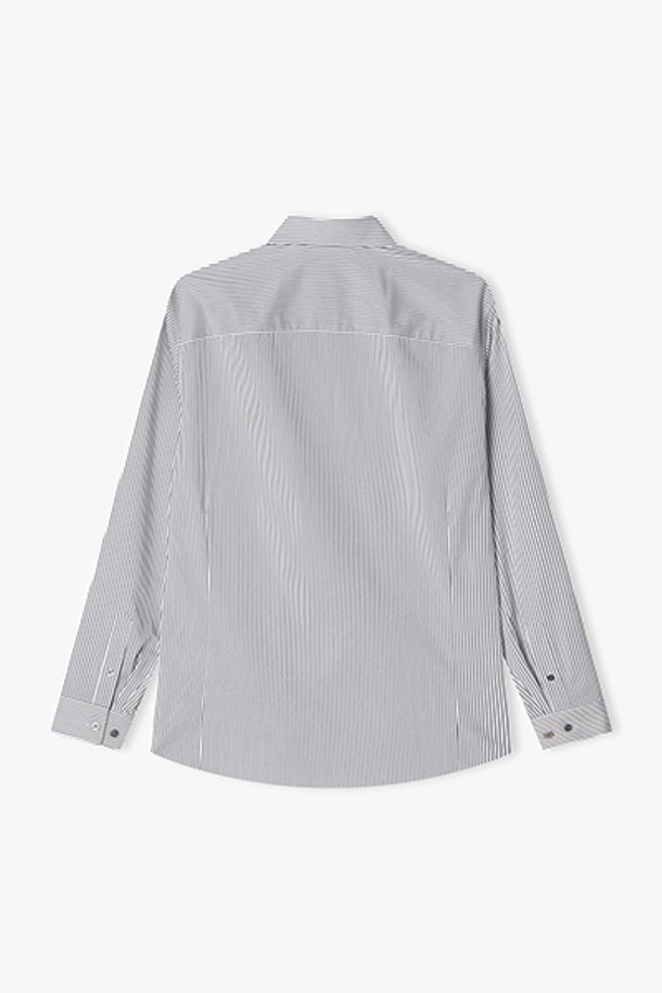 25SS 시즌, 다크 네이비 컬러의 남성용 슬림핏 레귤러 카라 비즈니스 셔츠입니다. 폴리에스테르, 레이온, 폴리우레탄 혼방 소재로 제작되어 봄, 여름 시즌에 적합하며, 클래식하고 베이직한 스타일을 연출합니다. 깔끔한 무지 디자인에 긴 소매 기장으로, 비즈니스룩에 적합한 세련된 핏을 선사합니다.
