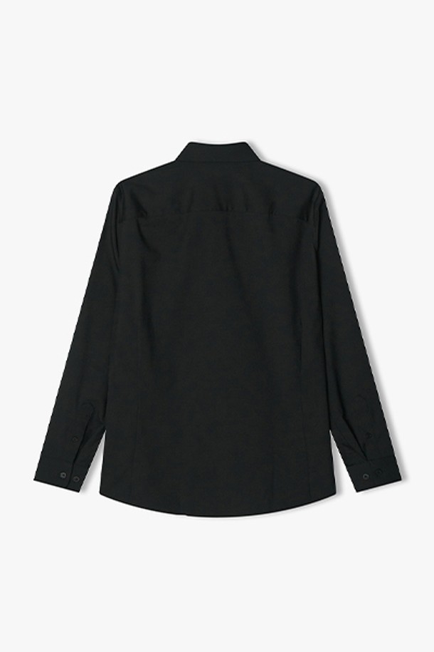 [25SS] LLS31592 블랙 슬림핏 레귤러 카라 비즈니스 셔츠는 남성용 상의로, 봄과 여름에 착용하기 좋습니다. 슬림핏 디자인과 레귤러 카라가 특징이며, 클래식하고 미니멀한 스타일을 연출합니다. 블랙 컬러의 무지 셔츠로, 비즈니스 및 일상복으로 활용 가능합니다. 폴리에스테르, 레이온, 폴리우레탄 혼방 소재로 제작되어 얇고 가벼운 착용감을 제공합니다. 오피스룩, 출근룩, 회의룩에 적합한 아이템입니다.
