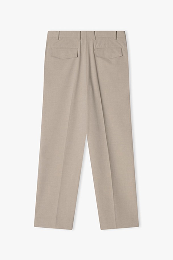 세련된 라이트베이지 색상의 여성용 세미와이드핏 팬츠입니다. 봄, 여름 시즌에 시원하게 착용하기 좋은 긴 기장의 베이직 스타일 팬츠로, 히든 밴딩 처리로 편안한 착용감을 선사합니다. 무지 디자인으로 어떤 상의와도 잘 어울려 데일리룩을 완성하기 좋습니다.
