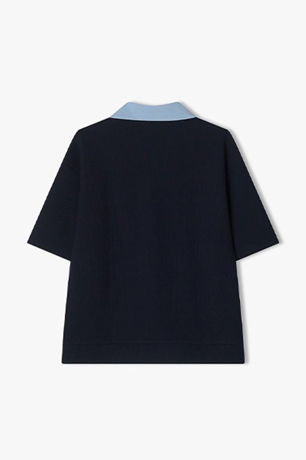 [25SS] LLM41530 다크 네이비 니트 텍스쳐 칼라 탑은 봄, 여름 시즌에 적합한 남녀 공용 티셔츠입니다. 베이직 스타일의 다크 네이비 색상으로, 컨템포러리 핏과 레귤러 기장으로 제작되었습니다. 폴리에스터와 폴리우레탄 혼방 소재의 니트 텍스쳐가 특징이며, 칼라넥과 반소매 디자인으로 클래식, 미니멀, 캐주얼 스타일을 연출하기 좋습니다. 트렌디한 스타일을 원하는 분들께 추천하는 제품입니다.
