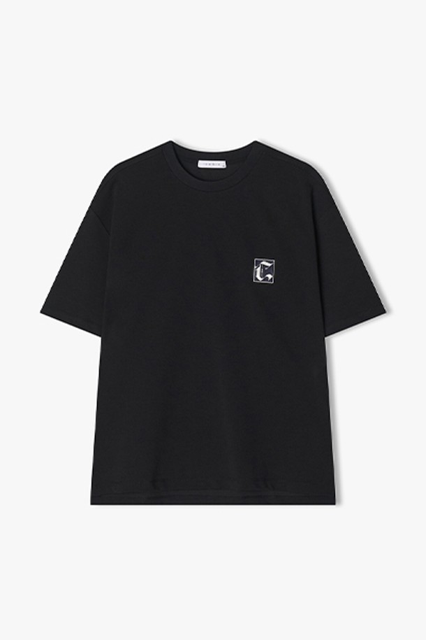 차은우 픽, [25SS] LLM42504 블랙 TORNADO FLOWER 아트웍 하프 티셔츠입니다. 봄/여름 시즌에 어울리는 스트릿 스타일의 반소매 티셔츠로, 폴리에스테르, 면, 폴리우레탄 혼방 소재로 제작되었습니다. 블랙 컬러 바탕에 플라워 프린트와 아트웍 디자인이 돋보이는 하프 기장 상의입니다.
