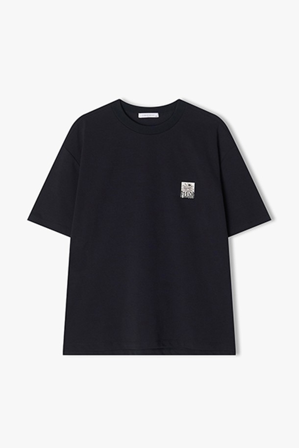 25SS 시즌의 LLM42502 네이비 METAL FLOWER 아트웍 하프 티셔츠는 폴리에스테르, 면, 폴리우레탄 혼방 소재로 제작되어 편안한 착용감을 선사합니다. 네이비 컬러 바탕에 메탈 플라워 아트웍이 돋보이며, 반소매 디자인으로 봄, 여름철 일상복으로 활용하기 좋습니다. 하프 기장으로 트렌디함을 더했습니다.
