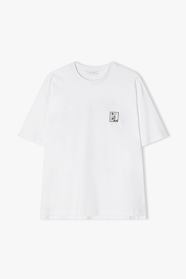 25SS 시즌, LLM42513 화이트 MARBLE PUNCH (마블 펀치) 아트웍 하프 티셔츠입니다. 남성용 반팔 티셔츠로, 봄, 여름 시즌에 캐주얼하게 착용하기 좋습니다. 라운드넥 디자인에 면 소재로 제작되어 편안한 착용감을 선사합니다. "MARBLE PUNCH (마블 펀치)" 아트웍 프린트가 돋보이며, 동네 마실룩이나 봄 소풍룩, 미니멀, 스트리트 스타일 연출에 적합합니다. 하프 기장으로 트렌디한 스타일을 더했습니다.
