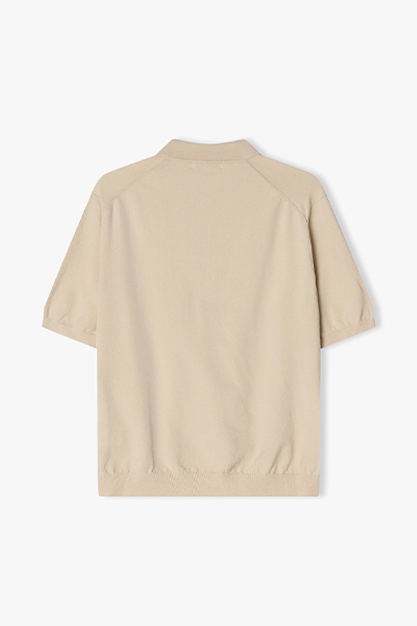 LLM51584 베이지 솔리드 칼라 하프 니트 탑은 봄, 여름 시즌에 어울리는 여성 상의입니다. 베이지 색상의 무지 디자인으로, 캐주얼, 미니멀, 클래식 스타일을 연출하기 좋습니다. 면과 폴리에스테르 혼방 소재로 제작되어 편안한 착용감을 제공하며, 칼라 넥 라인과 하프 기장의 소매가 특징입니다. 데이트룩, 카페룩 등 다양한 TPO에 활용할 수 있으며, 트렌디한 스타일을 완성해 줍니다. 컨템포러리 핏으로 세련된 실루엣을 선사합니다.
