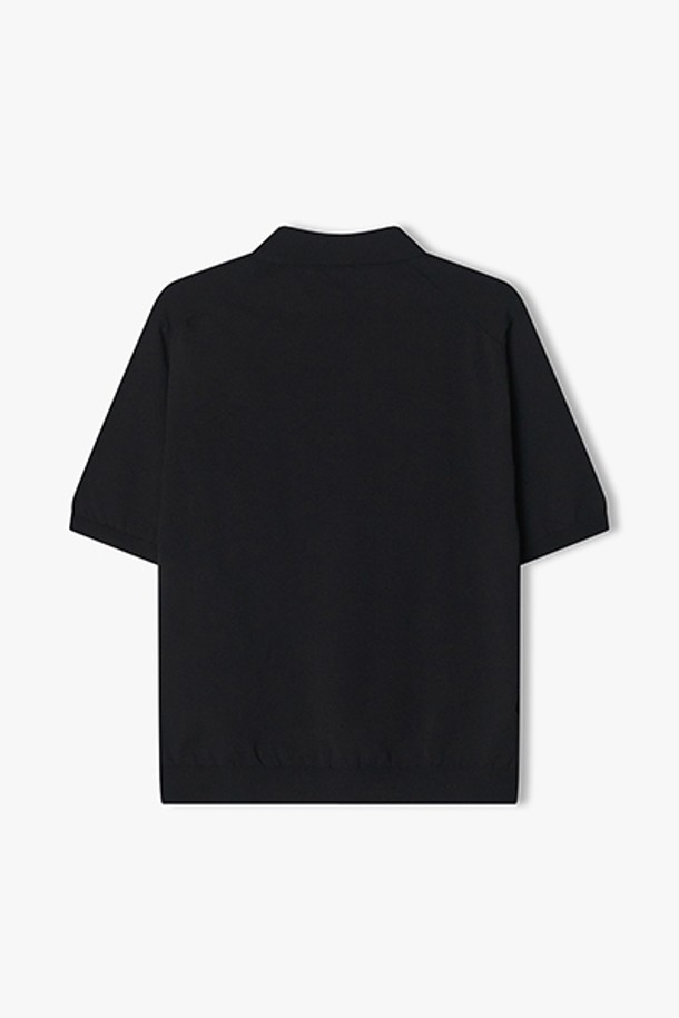 [25SS] LLM51583 블랙 솔리드 칼라 하프 니트 탑은 부드러운 니트 소재로 제작되어 봄, 여름 시즌에 시원하게 착용할 수 있는 여성용 하프 기장 반소매 니트입니다. 미니멀하고 베이직한 스타일의 라운드넥 디자인에 무지 패턴과 솔리드 디자인으로 심플함을 더했습니다. 크롭 핏으로 다리가 길어 보이는 효과를 주며, 다양한 하의와 손쉽게 매치하여 데일리룩을 완성할 수 있습니다.
