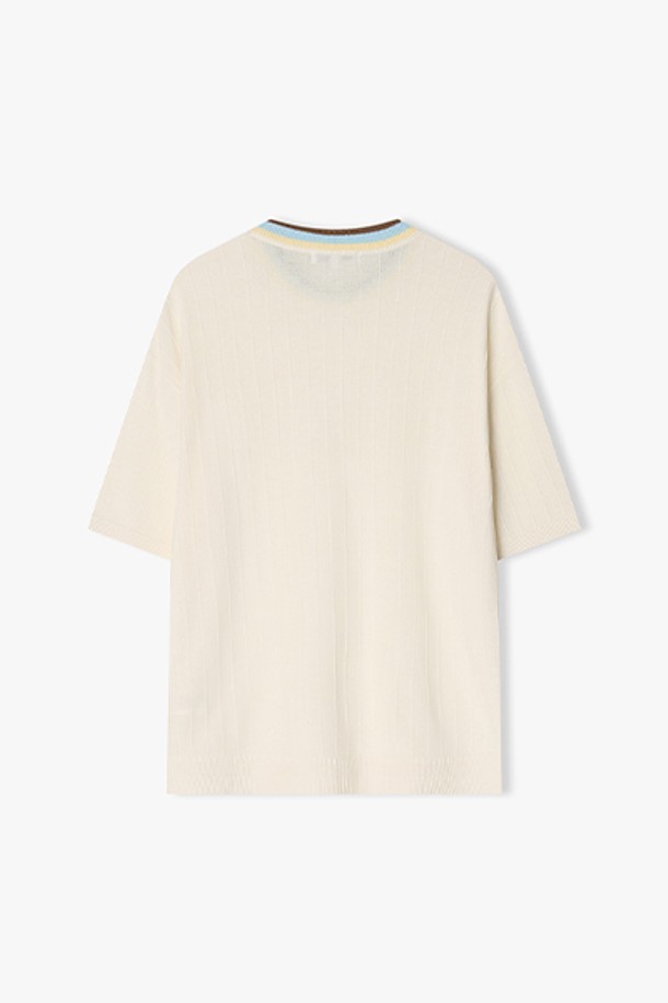 [25SS] LLM51521 아이보리 라운드넥 라인 배색 하프 니트 탑은 여성 의류로, 봄과 여름에 착용하기 좋은 니트/스웨터입니다. 아이보리 컬러에 베이직한 스타일을 기본으로 하며, 라운드넥 디자인과 반소매 기장으로 제작되었습니다. 면과 아크릴 혼방 소재로 제작되어 편안한 착용감을 선사하며, 캐주얼, 미니멀, 클래식 스타일을 연출하기 좋습니다. 카페룩, 데이트룩 등 다양한 TPO에 활용 가능한 하프 기장의 니트 탑입니다.
