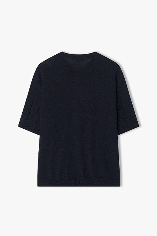 [25SS] LLB51595 네이비 라운드넥 케이블 니트 탑은 여성용 니트/스웨터입니다. 봄, 여름 계절에 어울리는 얇은 두께의 레귤러핏 반소매 상의로, 일상 및 데이트룩, 카페룩에 적합한 디자인입니다. 베이직, 미니멀, 클래식 스타일을 선호하는 분들께 추천하며, 면과 폴리에스테르 혼방 소재의 라운드넥 케이블 니트 탑입니다. 네이비 컬러로 다양한 하의와 매치하기 용이합니다.
