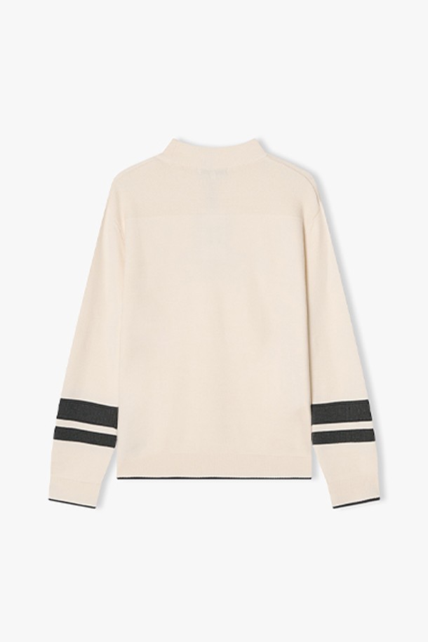 [25FW] LLW51681 아이보리 소매 배색 모크넥 니트입니다. 부드러운 촉감의 니트 소재로 제작되어 가을과 겨울에 따뜻하게 착용할 수 있습니다. 베이직한 스타일의 무지 디자인에 크롭 기장과 레귤러 핏으로 제작되어 다양한 하의와 매치하기 좋습니다. 소매 부분의 배색 디테일이 포인트이며, 답답하지 않은 모크넥 디자인으로 편안하게 착용 가능합니다. 클래식, 미니멀, 캐주얼 등 다양한 스타일 연출에 활용할 수 있는 여성 니트입니다.
