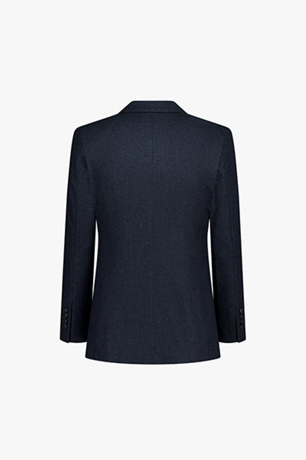 [25FW] LLW24601 다크네이비 캐시미어블렌드 레귤러핏 풀라이닝 노치트라펠 투버튼 싱글 재킷은 부드러운 캐시미어 10%와 울 90%의 혼방 소재로 제작되어 고급스러운 착용감을 선사합니다. 다크네이비 색상과 클래식한 디자인은 오피스룩, 비즈니스 캐주얼, 겨울 데일리룩 등 다양한 TPO에 적합합니다. 레귤러핏으로 제작되어 편안한 착용감을 제공하며, 노치트라펠과 풀라이닝 디테일이 완성도를 높입니다. 투버튼 싱글 스타일로 미니멀하고 시크한 스타일을 연출하기 좋습니다. 긴 소매 기장으로 겨울철 따뜻하게 착용 가능합니다.
