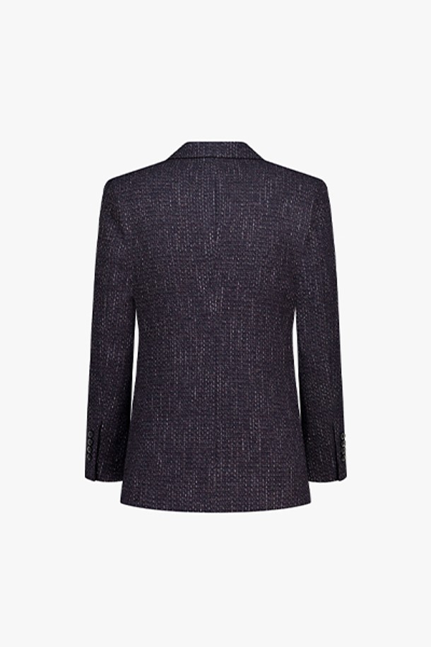 세련된 바이올렛 컬러가 돋보이는 [25FW] LLW24602 바이올렛 레귤러핏 풀라이닝 노치트라펠 투버튼 싱글 재킷입니다. 울, 아크릴, 폴리에스테르, 레이온, 폴리우레탄 혼방 소재로 제작되어 겨울철에도 따뜻하게 착용할 수 있습니다. 클래식하고 미니멀한 디자인으로 오피스룩, 겨울 데일리룩, 모임룩 등 다양한 TPO에 활용 가능합니다. 레귤러핏과 노치트라펠, 풀라이닝 디테일이 특징이며, 시크한 스타일을 연출합니다. 투 버튼 싱글 타입으로 세련된 실루엣을 완성합니다.
