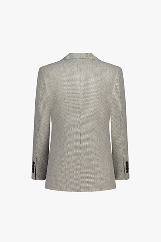 [25FW] LLF24602 베이지 레귤러핏 풀라이닝 노치트라펠 투버튼 싱글 재킷은 간절기에 적합한 아우터입니다. 클래식한 스타일의 베이지색 무지 재킷으로, 출근룩, 비즈니스 캐주얼, 오피스룩 등 다양한 TPO에 활용할 수 있습니다. 레귤러 핏에 노치드 라펠 디자인, 풀라이닝 처리로 고급스러움을 더했습니다. 면, 폴리에스테르, 울 혼방 소재로 제작되어 편안한 착용감을 선사하며, 긴 소매의 투 버튼 싱글 코트 타입입니다. 미니멀하고 시크한 스타일을 연출하기 좋은 아이템입니다.
