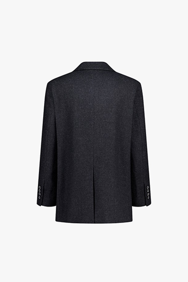 [25FW] LLF24605 그레이 오버핏 풀라이닝 노치트라펠 투버튼 싱글 재킷은 클래식한 스타일을 추구하는 당신을 위한 아이템입니다. 울, 나일론, 린넨 혼방 소재로 제작되어 간절기 시즌에 적합하며, 오버핏 디자인으로 편안한 착용감을 선사합니다. 노치트라펠, 풀라이닝, 투버튼 싱글 디자인이 특징이며, 오피스룩, 비즈니스 캐주얼, 모임룩 등 다양한 TPO에 활용할 수 있습니다. 미니멀하고 시크한 스타일을 연출하여 당신의 자신감을 높여보세요. 무채색의 그레이 컬러는 어떤 옷에나 잘 어울려 활용도가 높습니다.
