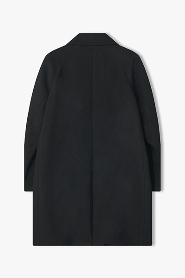 [25FW] LLW21641 블랙 캐시미어블랜드 비즈니스 맥코트는 가을, 겨울 시즌 남성 고객을 위한 아우터입니다. 블랙 컬러의 무지 디자인으로 클래식, 미니멀 스타일을 연출하며, 비즈니스 캐주얼 및 출근룩, 겨울 데일리룩에 적합합니다. 부드러운 촉감의 캐시미어와 울 혼방 소재로 제작되었으며, 두께감 있는 레귤러핏 맥코트입니다. 싱글 버튼 여밈 방식과 긴 소매 기장으로 시크한 매력을 더합니다.
