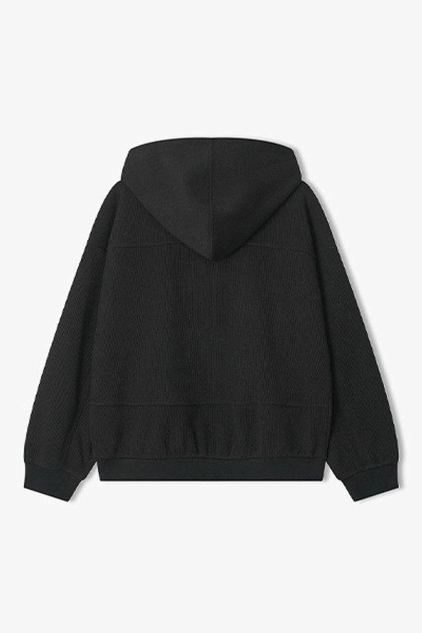 [25FW] LLF41665 블랙 니트 텍스쳐 후드 집업은 포근한 니트 텍스쳐로 간절기에 적합한 후드 집업입니다. 캐주얼하고 미니멀한 스타일로 집콕룩이나 산책룩에 활용하기 좋습니다. 블랙 컬러에 긴 소매 기장으로 다양한 스타일 연출이 가능하며, 트렌디한 감각을 더했습니다. 폴리에스테르와 폴리우레탄 혼방 소재로 제작되어 편안한 착용감을 선사합니다. 집업 스타일로 편안하게 입고 벗을 수 있습니다.
