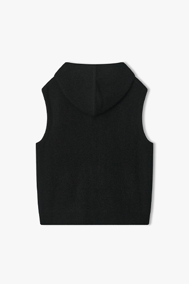 **[25FW] LLW51660 블랙 후드 집업 니트 베스트**는 가을, 겨울철 데일리룩을 위한 니트 베스트입니다. 베이직 스타일의 레귤러핏으로, 무지 패턴의 블랙 컬러가 어떤 옷에도 잘 어울립니다. 니트 소재의 민소매 디자인에 후드와 집업 디테일이 더해져 캐주얼, 미니멀, 클래식 스타일을 연출하기 좋습니다. 편안하면서도 세련된 겨울 스타일링을 완성해보세요.
