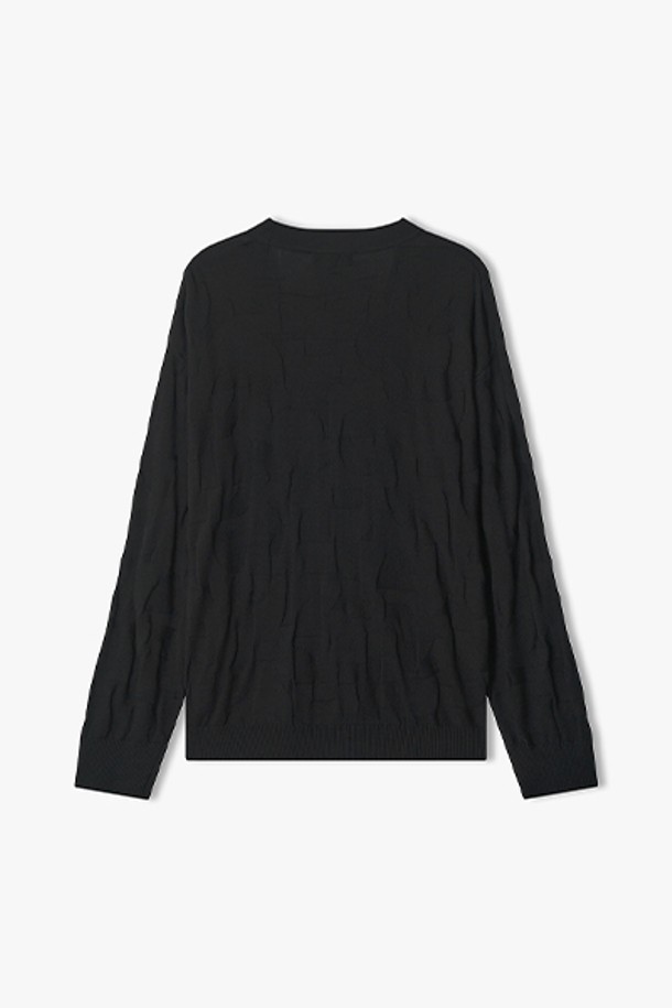 [25FW] LLW51604 블랙 싱글 자카드 니트 가디건은 겨울철 데일리룩을 위한 여성용 상의입니다. 면, 나일론, 모헤어 혼방의 부드러운 촉감이 특징이며, 레귤러 핏에 브이넥 디자인으로 제작되었습니다. 블랙 컬러의 긴소매 크롭 기장 가디건으로, 싱글 버튼 여밈 방식과 자카드 패턴이 클래식, 미니멀, 캐주얼 스타일을 연출합니다. 두꺼운 두께감으로 따뜻하게 착용할 수 있으며, 다양한 룩에 활용하기 좋은 베이직한 디자인입니다.
