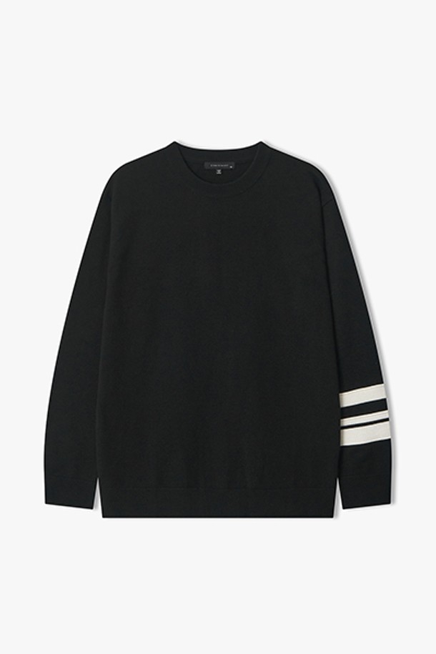 [25FW] LLW51622 블랙 자수 아트웍 라운드 니트는 겨울철 데일리룩을 위한 캐주얼 스타일의 니트입니다. 레귤러 핏으로 제작되었으며, 부드러운 촉감의 레이온, 나일론, 폴리에스터 혼방 소재를 사용하여 편안한 착용감을 제공합니다. 라운드넥 디자인과 긴소매 기장으로 기본적인 디자인에 충실하며, 두꺼운 두께감으로 보온성을 높였습니다. 블랙 컬러 바탕에 자수 아트웍 디테일이 더해져 미니멀하면서도 클래식한 무드를 연출합니다.
