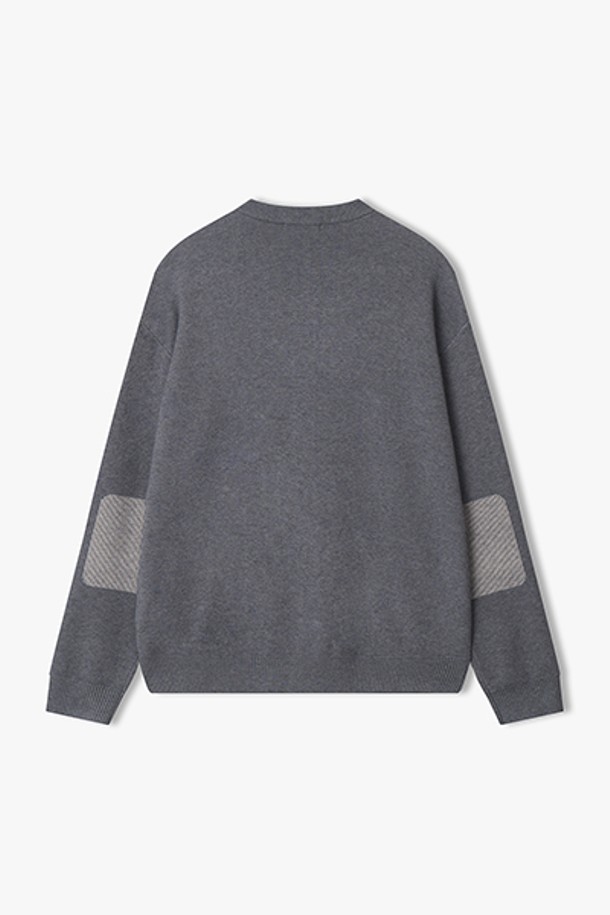 **[25FW] LLF51684 멜란지그레이 엘보배색 라운드넥 니트 가디건**은 여성 의류로, 가을과 겨울에 착용하기 좋은 두꺼운 두께감의 니트 가디건입니다. 멜란지그레이 컬러의 무지 디자인에 레귤러핏으로 제작되었으며, 부드러운 촉감의 니트 소재로 편안하게 착용할 수 있습니다. 라운드넥과 긴소매, 엘보배색이 특징이며, 버튼 여밈 방식으로 클래식, 미니멀, 캐주얼 스타일 모두 연출 가능합니다. 일상생활에서 활용하기 좋은 베이직한 디자인의 니트 가디건입니다.
