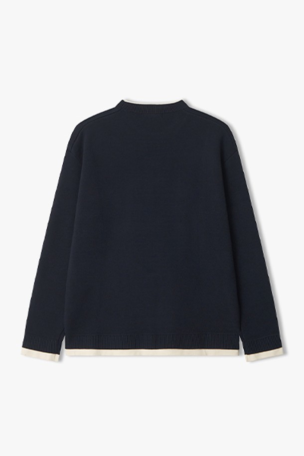 [25FW] LLF51686 네이비 이중지 레이어드 라운드넥 니트는 여성분들을 위한 베이직 스타일의 니트/스웨터입니다. 가을, 겨울 시즌에 어울리는 두꺼운 두께감과 부드러운 촉감으로, 일상 및 출근룩에 활용하기 좋습니다. 레귤러핏으로 편안하게 착용 가능하며, 레이어드 디자인으로 포인트를 더했습니다. 라운드넥과 긴소매 디자인으로, 클래식, 미니멀, 캐주얼 등 다양한 스타일을 연출할 수 있습니다. 네이비 색상의 무지 패턴으로 어떤 옷에도 쉽게 매치할 수 있는 실용적인 아이템입니다.
