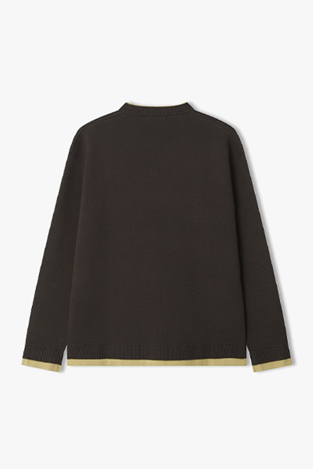 **[25FW] LLF51687 브라운 이중지 레이어드 라운드넥 니트**는 가을, 겨울 시즌을 위한 베이직 스타일의 상의입니다. 브라운 컬러의 이중지 소재로 제작되어 따뜻하고 포근한 착용감을 제공하며, 라운드넥 디자인으로 어떤 스타일에도 잘 어울립니다. 출근룩, 모임룩 등 다양한 TPO에 활용 가능하며, 클래식, 미니멀, 캐주얼 룩을 연출하기 좋습니다. 특히 레이어드 스타일링에 용이하여 트렌디한 감각을 더합니다. 긴 소매 기장과 레귤러 기장으로 편안한 착용감을 선사합니다.
