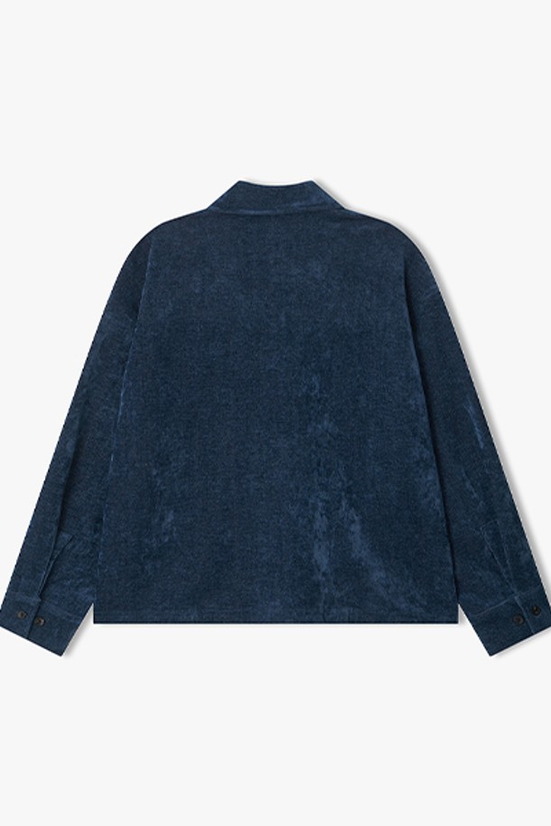 [25FW] LLW31603 블루 세미오버핏 롱포켓 디테일 셔츠는 남성용 셔츠로, 가을과 겨울에 어울리는 두꺼운 코듀로이 소재로 제작되었습니다. 캐주얼 및 베이직 스타일을 기반으로 하여, 출근룩과 비즈니스 캐주얼에 활용하기 좋습니다. 세미 오버핏으로 편안한 착용감을 선사하며, 롱포켓 디테일이 돋보이는 디자인입니다. 카라넥과 긴소매 기장으로 클래식하면서도 미니멀한 무드를 연출합니다.
