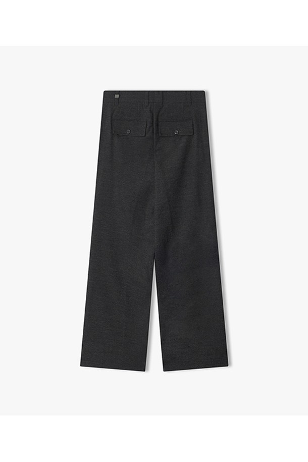 [25FW][차은우 PICK] 다크그레이 LLW23623 와이드핏 히든밴딩 팬츠는 남성용 슬랙스로, 가을과 겨울에 착용하기 좋습니다. 차은우 님이 선택한 이 팬츠는 베이직하면서도 클래식한 스타일을 연출하며, 출근룩, 비즈니스 캐주얼, 모임룩에 적합합니다. 다크그레이 컬러의 긴 기장 와이드핏으로, 미니멀하고 시크한 스타일을 완성할 수 있습니다. 히든 밴딩 처리로 편안함과 깔끔한 핏을 동시에 잡았습니다.
