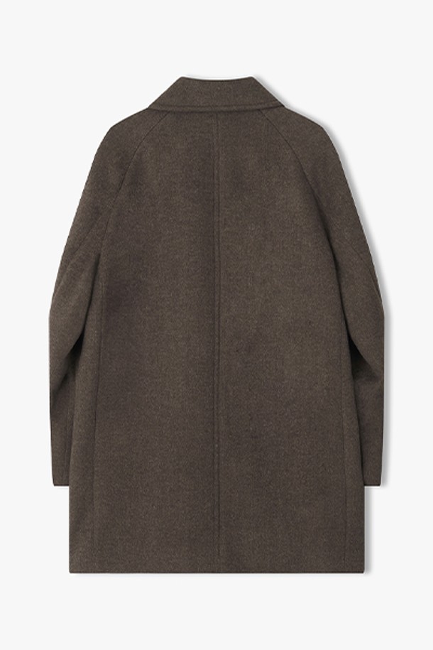 [25FW] LLW21644 브라운 캐시미어블랜드 숏 발마칸 코트는 여성용 아우터로, 가을과 겨울에 따뜻하게 착용할 수 있습니다. 부드러운 촉감의 캐시미어 소재가 돋보이며, 클래식하고 미니멀한 스타일을 연출합니다. 숏 기장과 싱글 버튼 여밈으로 세련된 실루엣을 자랑하며, 레귤러 핏으로 편안하게 착용 가능합니다. 브라운 컬러의 무지 디자인은 출근룩, 오피스룩, 모임룩 등 다양한 TPO에 활용하기 좋습니다. 시크한 매력을 더해주는 발마칸 코트입니다.
