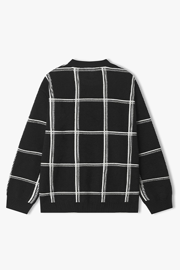 "25FW" LLW51628 블랙 멀티 윈도우 체크 라운드 니트는 여성용 상의 니트/스웨터입니다. 겨울과 가을에 착용하기 좋으며, 부드러운 울 소재로 제작되어 따뜻하고 편안한 착용감을 선사합니다. 베이직한 스타일의 레귤러핏 긴소매 라운드넥 디자인으로, 출근룩과 모임룩 모두 활용 가능합니다. 멀티 윈도우 체크 패턴이 특징이며, 클래식하면서도 미니멀한 스타일을 연출합니다. 
