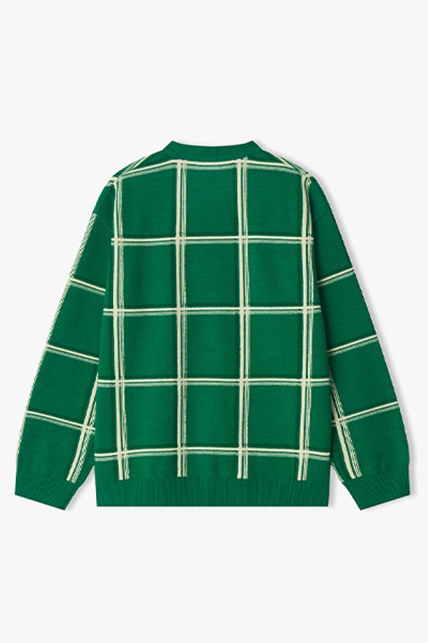 [25FW] LLW51629 그린 멀티 윈도우 체크 라운드 니트는 여성스러운 무드를 연출하는 가을, 겨울 시즌용 니트 스웨터입니다. 울 소재로 제작되어 부드러운 촉감과 따뜻함을 선사하며, 두꺼운 두께감으로 포근하게 착용할 수 있습니다. 크롭 기장에 윈도우페인 체크 패턴이 더해져 캐주얼하면서도 클래식한 스타일을 연출하며, 라운드넥과 긴 소매 디자인으로 어떤 룩에도 잘 어울립니다. 출근룩이나 모임룩 등 다양한 TPO에 활용 가능하며, 레귤러핏으로 편안하게 착용할 수 있습니다.
