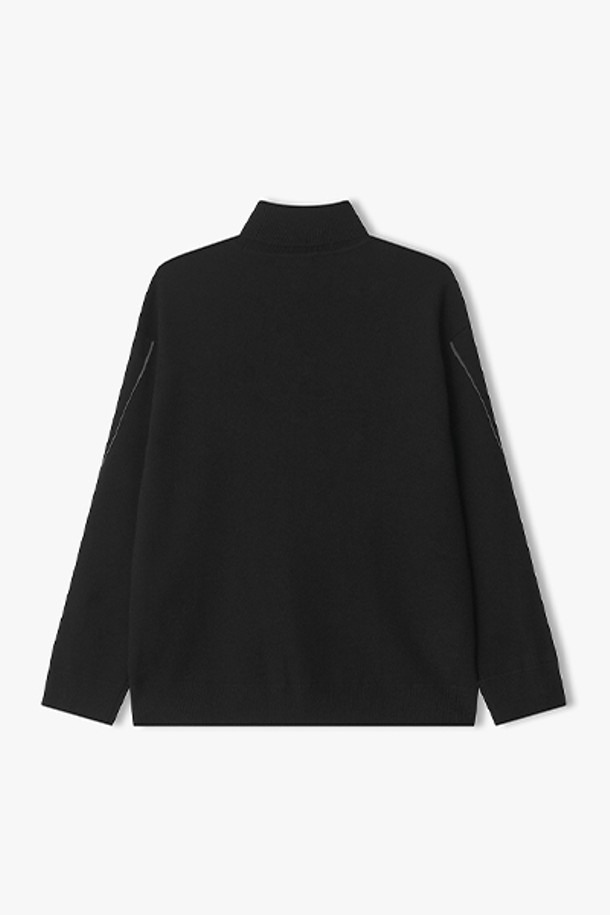 [25FW] LLW51686 블랙 라인 배색 롱 터틀넥 니트는 여성 고객을 위한 상의로, 가을과 겨울에 따뜻하게 착용할 수 있는 니트/스웨터입니다. 베이직 스타일의 레귤러 핏으로, 출근룩, 클래식, 미니멀, 캐주얼 스타일 모두 소화 가능합니다. 부드러운 촉감의 두꺼운 니트 소재에 블랙 컬러, 긴소매, 터틀넥 디자인으로 제작되었으며, 라인 배색 디테일이 특징입니다. 일상에서 세련된 스타일을 연출하고 싶은 분들께 추천합니다.
